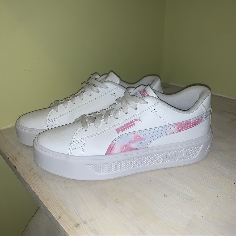 WHITE PUMAS W PINK ACCENT